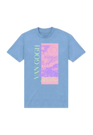 Lyseblå T-shirt med et pink og lilla grafisk design, der viser Van Goghs navn og et citat i grøn tekst. Kortærmet, rund hals.