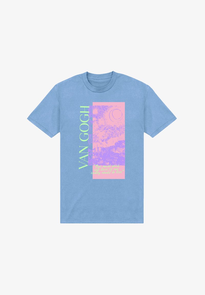 Světle modré tričko s růžovým a fialovým grafickým designem obsahující Van Goghovu jméno a citát v zeleném textu. Krátké rukávy, kulatý výstřih.