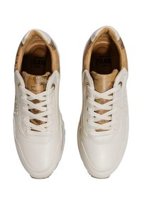 Zapatillas blancas con parte superior de cuero suave, punta redonda y diseño con cordones. El interior presenta un estampado de mapa en tonos marrón y terracota.