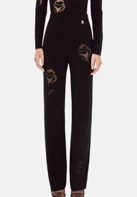 Zwarte broek met een aangesloten taille en een recht model. Bevat doorschijnende bloemenpatronen en een metallic 'B' accent op de tailleband.