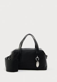 Czarna prostokątna torba na ramię z skórzanymi uchwytami, odpinanym materiałowym paskiem na ramię oraz srebrnym, owalnym breloczkiem do kluczy.