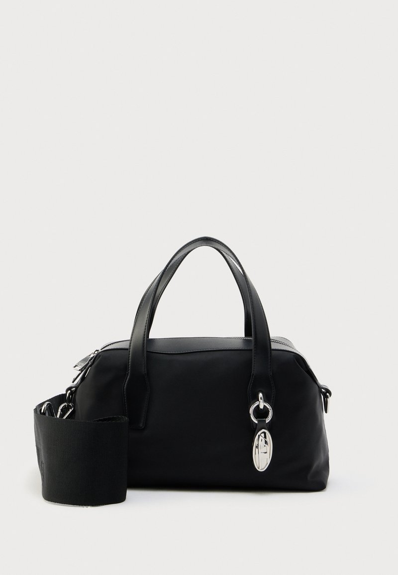 Czarna prostokątna torba na ramię z skórzanymi uchwytami, odpinanym materiałowym paskiem na ramię oraz srebrnym, owalnym breloczkiem do kluczy.