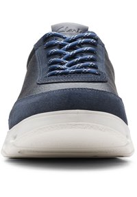 Marineblaue Sneaker mit Obermaterial aus Wildleder, einer glatten Lederseite und weißer Gummisohle. Verfügt über strukturierte blaue und silberne Schnürsenkel.