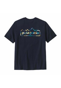 Jūrinės mėlynos medvilninės marškinėliai su daugiaspalviu kalnų piešiniu ir žodžiu "patagonia" paryškintomis raidėmis nugarinėje pusėje. Trumpomis rankovėmis.