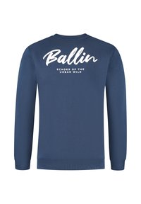 Marineblauwe sweatshirt met lange mouwen en witte tekst "Ballin" en kleinere tekst "Echoes of the Urban Wild" op de achterkant.