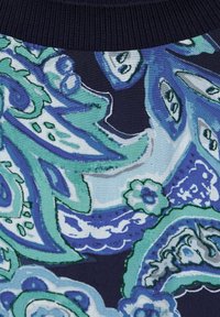 Tela de estampado paisley en azul y verde con intrincados remolinos y detalles florales, que presenta un cuello acanalado en marino.