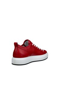 Rote Leder-Sneaker mit strukturierter Oberfläche, weißen Schnürsenkeln und einer dicken weißen Sohle. Verfügt über eine Zuglasche an der Ferse für ein einfaches Anziehen.