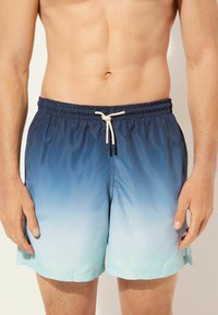 Pánské plavky s ombre designem, přecházejícím z námořnické modré do světle modré, s elastickým pasem a šňůrkou.