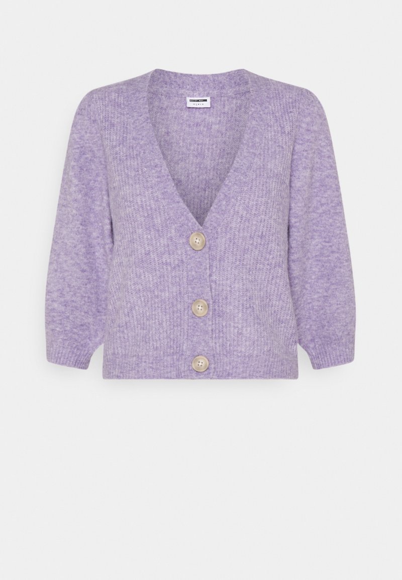 Lavendel-Kardigan mit V-Ausschnitt, drei großen Knöpfen und Dreiviertelärmeln. Hergestellt aus einem strukturierten Strickstoff.
