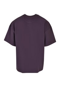 Tricou cu mânecă scurtă de culoare purpurie închisă, fabricat dintr-un material moale, având o croială lejeră și un decolteu rotund, cu o textură fină și fără embellishments vizibile.