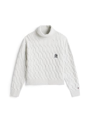 Maglione a collo alto in maglia cable-knit di colore grigio chiaro. Collo e polsini a coste. Presenta una piccola etichetta con logo sul petto. Tessuto morbido e lavorato.