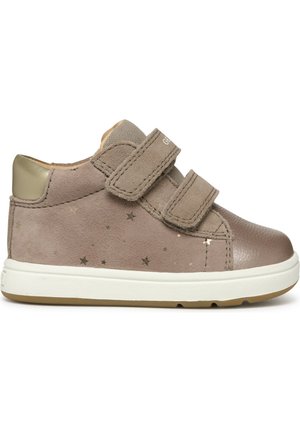 Sneakers in pelle marrone con due fasce in Velcro, tessuto testurizzato, motivo a stelle dorate, suola bianca e colletto imbottito per il comfort.