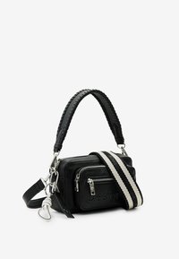 Svart handväska med texturerad läderfinish, med två zippered fickor, justerbar randig axelrem och ett flätat handtag upptill.