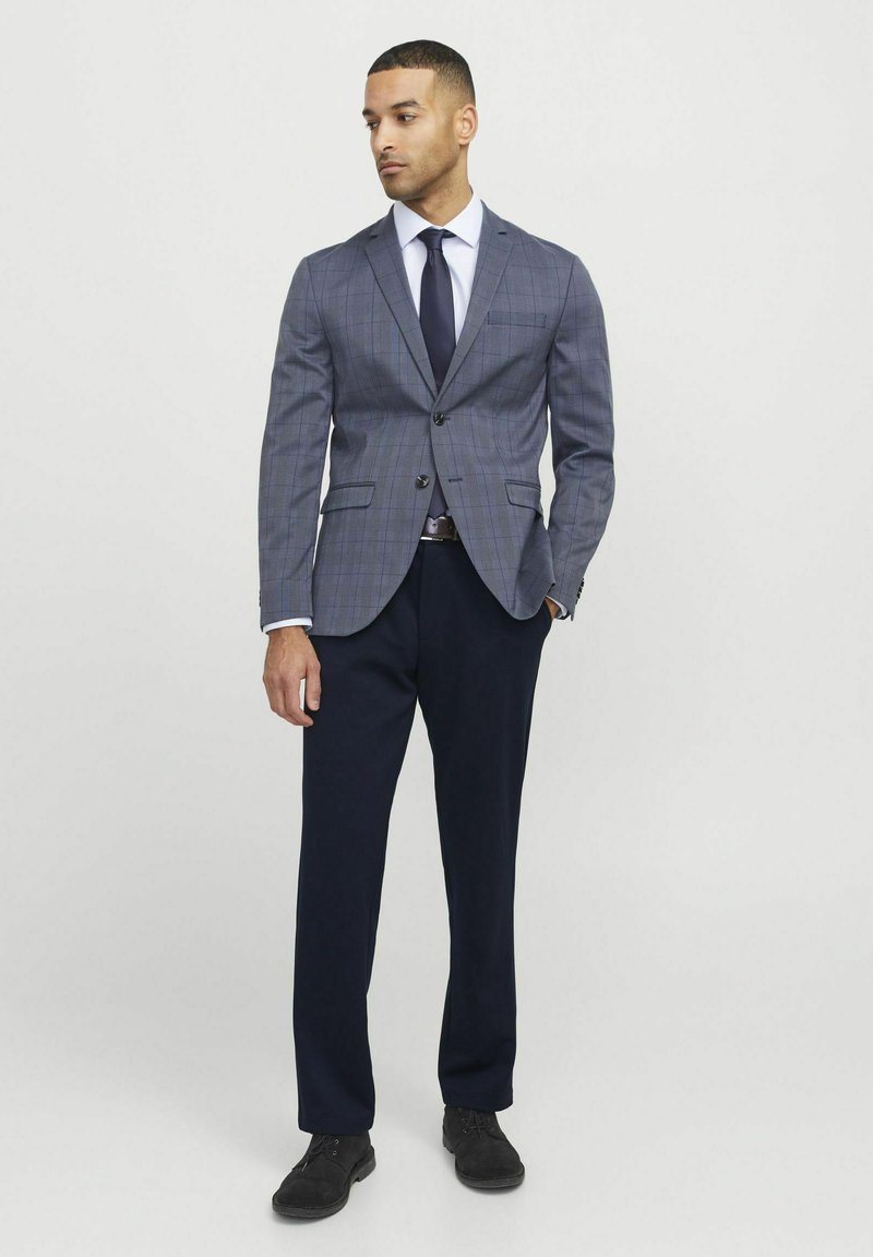 navy blazer giacca blu pantaloni grigi