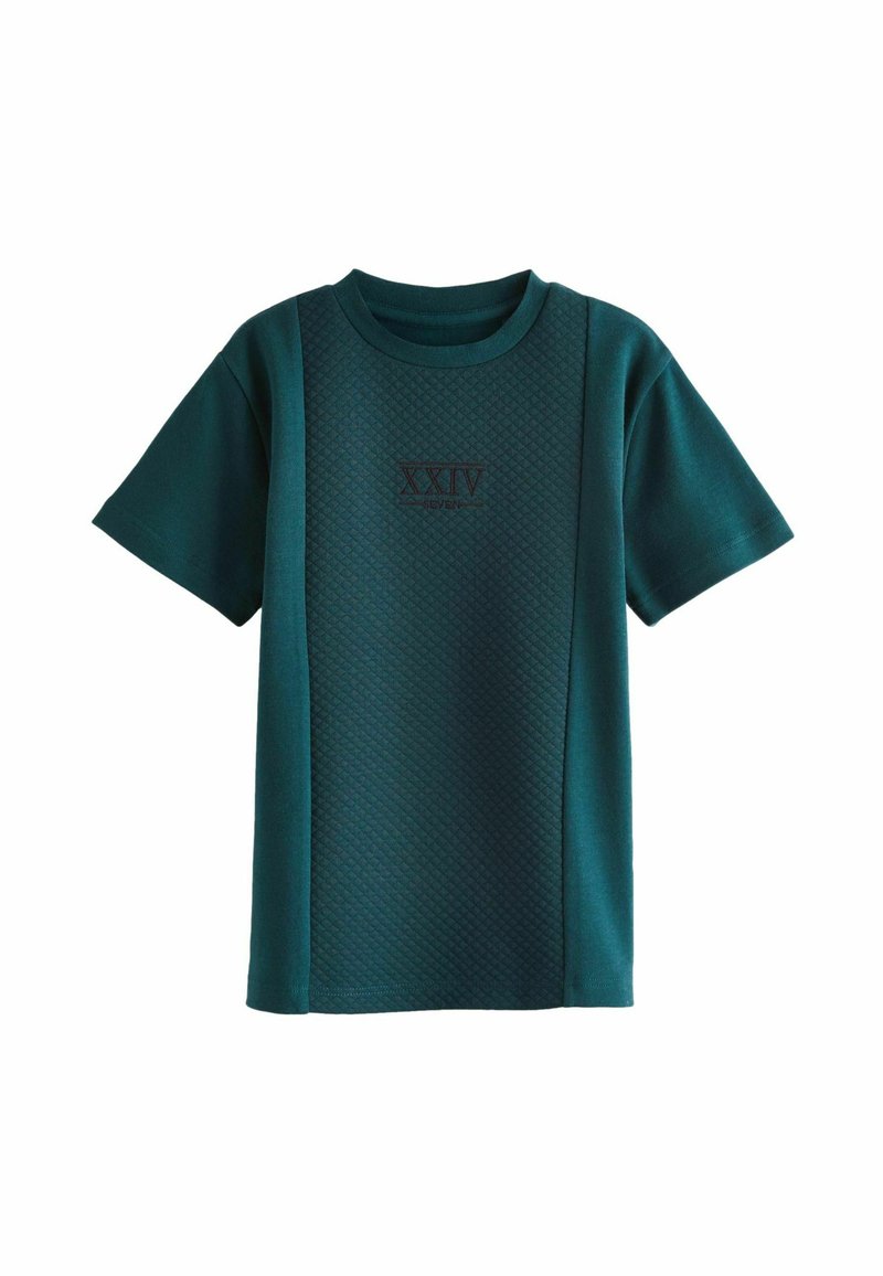 Tyrkysové tričko s krátkym rukávom vyrobené z textúrovanej látky s diamantovým vzorom a malým tmavým logom XXIV na prednej strane.