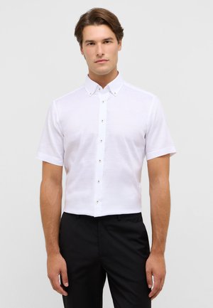 Weißes kurzärmeliges Hemd mit button-down Kragen, mit einer klaren Textur und vorderem Knopfverschluss, kombiniert mit schwarzen trousers.