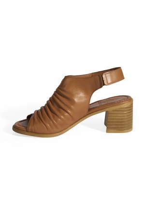 Braune Leder-Sandalette mit Absatz, geraffter Textur, offener Zehenpartie, Slingback-Riemen und gemustertem Blockabsatz.