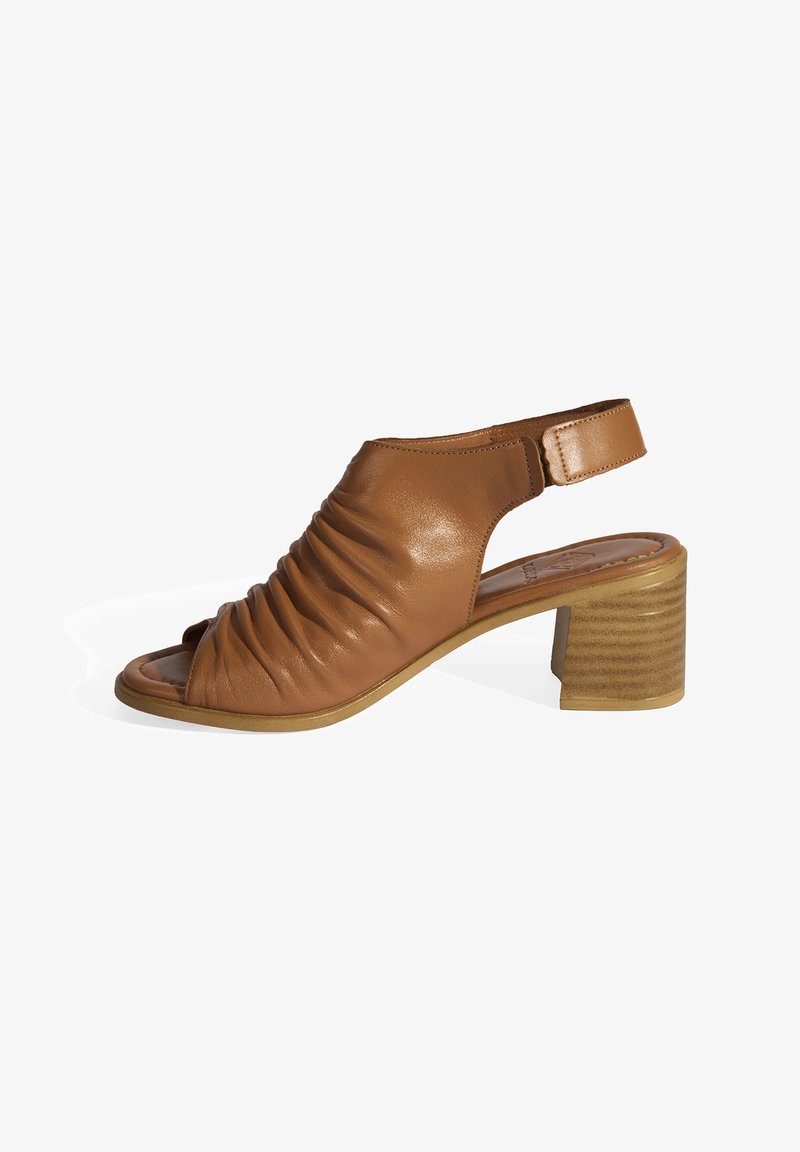 Sandale à talons en cuir marron avec texture gather, bout ouvert, bride arrière et talon bloc à motifs.