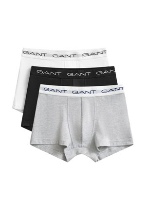 Drie paar herenboxershorts in wit, zwart en grijs, elk met een gebrandmerkte GANT tailleband.