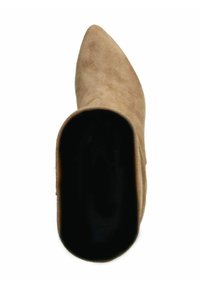 Beige suède enkellaars met een spitse neus en een open interieur, met een soepele textuur en een minimalistisch ontwerp.