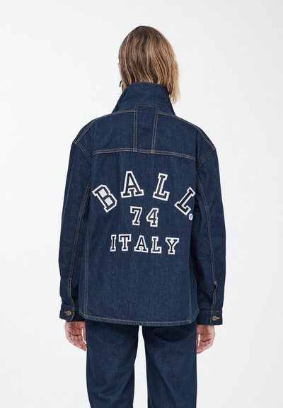 Džínová bunda v tmavomodrej farbe s špicatým golierom, na chrbte s veľkým bielym nápisom: "BALL 74 ITALY" a kontrastným prešívaním.