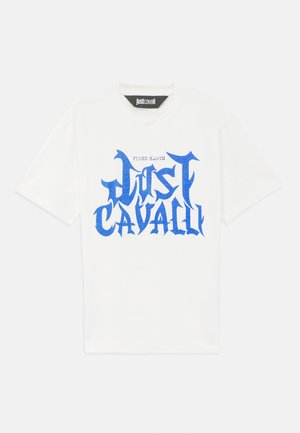 Hvit kortermet t-skjorte med et fremtredende blått grafisk tekstdesign med ordene "Just Cavalli" og "Fired Earth" trykket over.