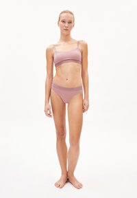Brassière mauve clair et culotte assortie en matériau doux. Design simple avec bande logo, bretelles ajustables et texture lisse.