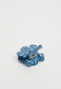 Modrý květinový sponka do vlasů s lesklým povrchem, zdobená mramorovým vzorem, ve tvaru okvětního lístku a s průhledným mechanismem na zavírání.