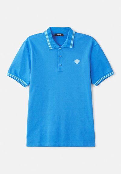 Polo de culoare albastră strălucitoare, cu trei butoane, guler și manșete în dungi și un mic logo Medusa pe piept.