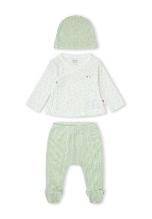 Conjunto de ropa para bebé con camiseta cruzada blanca de manga larga, pantalones para pies en verde claro y gorro de punto a juego en verde claro con patrones sutiles.