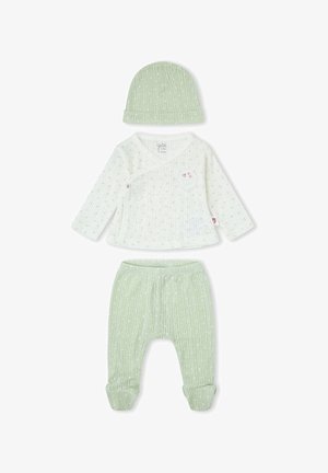 Conjunto de ropa para bebé con camiseta cruzada blanca de manga larga, pantalones para pies en verde claro y gorro de punto a juego en verde claro con patrones sutiles.
