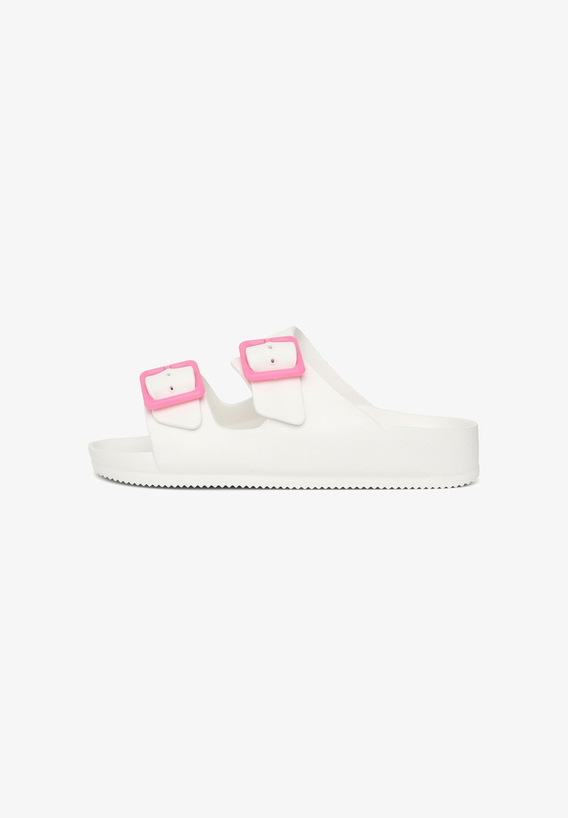 Sandali bianchi con tacco a scivolo realizzati in materiale testurizzato, con due fibbie quadrate rosa. La suola presenta un motivo a zigzag per una migliore aderenza.