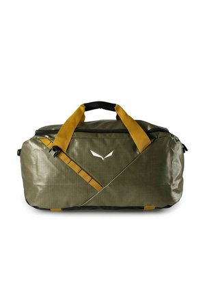 Bolsa de lona verde duradera con correas amarillas. Presenta un diseño diagonal con superficie texturizada y un logo, apertura con cremallera y costuras resistentes.