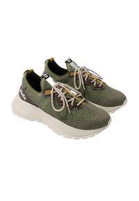 Grønne strikkede sneakers med beige snørebånd, brune detaljer og en tykk hvit såle. Har en tab på hælen for enkel påføring.