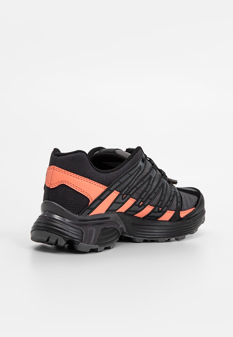 Chaussure de sport noire avec des accents orange, dotée d'un dessus en mesh, d'une semelle en caoutchouc et d'un design texturé pour l'adhérence et le soutien.