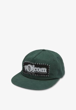 Cappellino in cotone verde con un patch logo nero cucito che riporta la scritta "volcom." Ha un visiera piatta e un tessuto testurizzato.