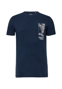 Navy blauwe katoenen t-shirt met korte mouwen, ronde hals en een voorkant met een grafisch ontwerp van bomen en tekst die zegt "Omarm het Onbekende."