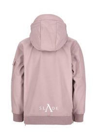 Kurtka puchowa w miękkim różowym materiale, z kapturem, ściągaczami przy mankietach i białym logo na plecach. Zamykane z boku otwory wentylacyjne.