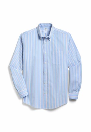 Hellblaues Hemd mit langen Ärmeln und vertikalen weißen und rosa Streifen, einem Button-Down-Kragen und einer Brusttasche auf der linken Seite.