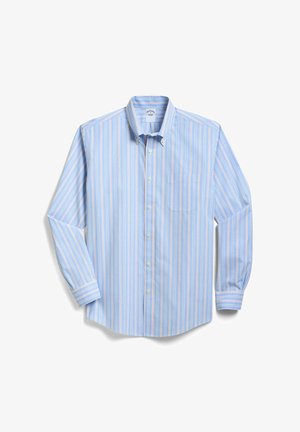 Lichtblauw overhemd met lange mouwen en knopen, met verticale witte en roze strepen, een button-down kraag en een borstzakje aan de linkerkant.