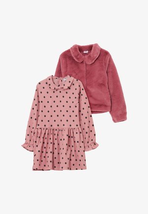 Roze jurk met lange mouwen, zwarte polka dots en gerimpelde manchetten naast een donkeroze, zachte jas met een afgeronde kraag.