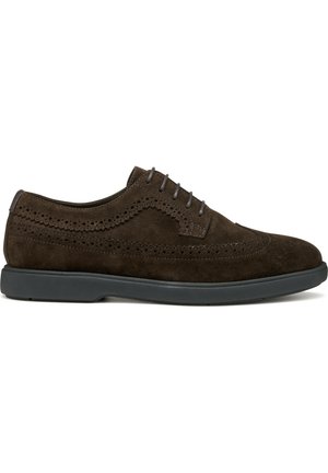 Zapatos de ante marrón con cordones y detalles de brogue, suela de goma negra y perforaciones ornamentadas. Diseño clásico de ala de ángel, textura suave.