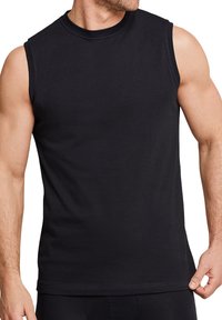 Zwarte mouwloze T-shirt gemaakt van zachte katoen, met een ronde hals en een aansluitend ontwerp, met een gladde textuur en minimale naden.