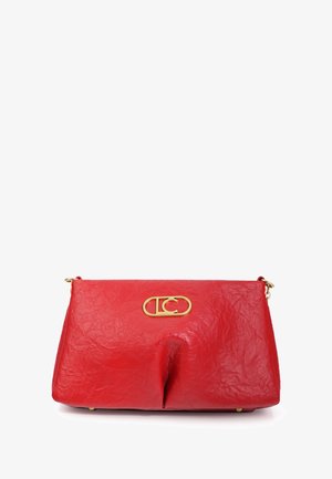 Borsa a spalla in pelle rossa con una texture stropicciata, dettagli in metallo dorato e un design della fibbia prominente. Presenta una base piatta per la stabilità.