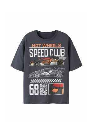 T-shirt gris foncé à manches courtes avec le texte "Hot Wheels Speed Club", deux illustrations de voitures de course, motif à carreaux, numéro 68 et message "Never Stop Racing".