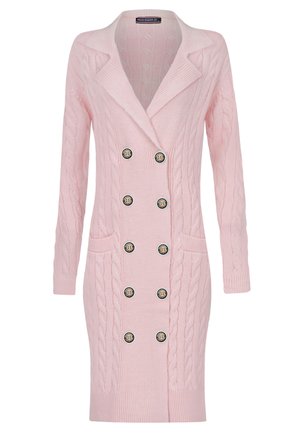 Cardigan lungo rosa lavorato a maglia con motivo a treccia, revers appuntiti, design doppiopetto con bottoni rotondi e due tasche frontali.