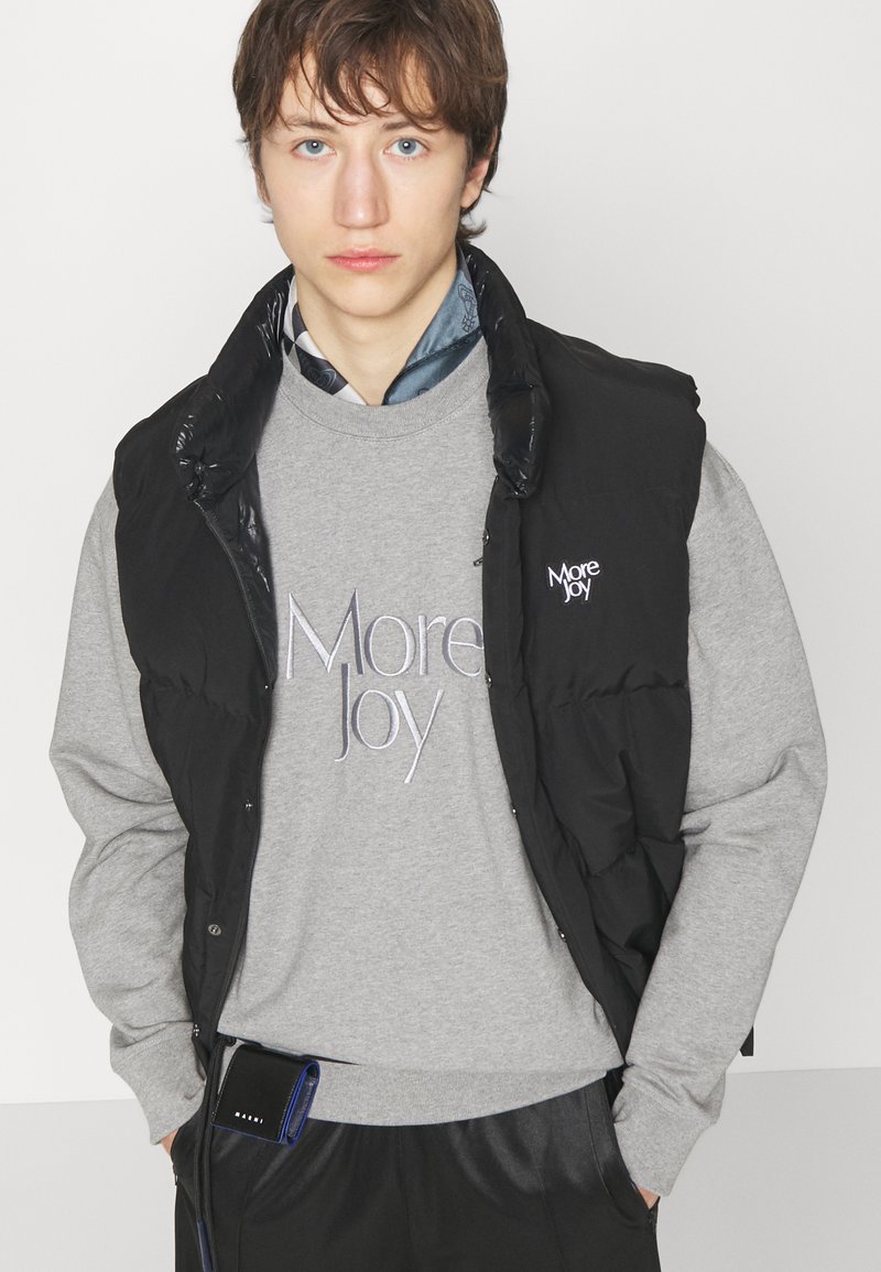 Herren T-shirts & Polos | More Joy by Christopher Kane EMBROIDERED TONAL Sweatshirt grey melange/grau - PF03544 Herren T-shirts & Polos | More Joy by Christopher Kane EMBROIDERED TONAL Sweatshirt grey melange/grau - PF03544