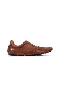 Chaussure décontractée en cuir marron avec coutures visibles, semelle noire et petit logo Puma doré sur le côté du talon.