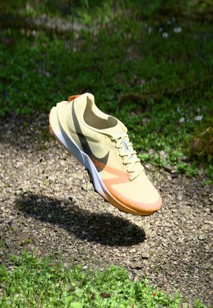 TERRA KIGER 10 - Løbesko trail - alabaster/black/total orange/orange pulse/ghost
