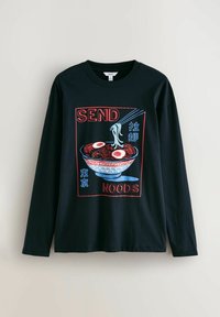 Zwart shirt met lange mouwen met een grafische afbeelding van een kom ramen en de tekst "SEND NOODS" in rood en blauw, met eetstokjes en eieren.
